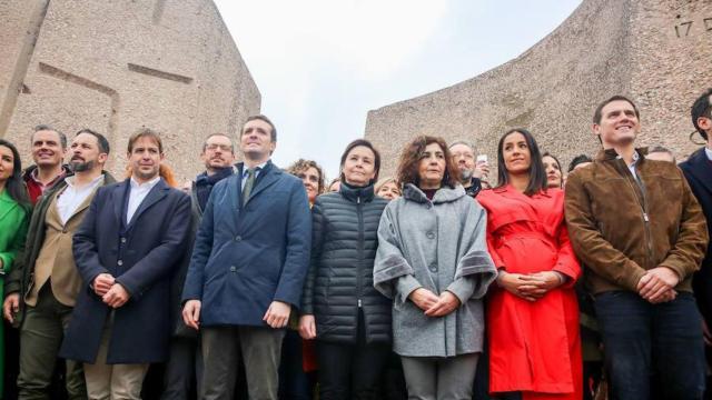La foto de Colón del 10 de febrero de 2019.  De izqda. a dcha: Rocío Monasterio (Vox), Ortega Smith (Vox), Santiago Abascal (Vox), Cristiano Brown (UPyD), Javier Maroto (PP), Pablo Casado (PP), Dolors Montserrat (PP), Carmen Moriyón (Foro Asturias), Yolanda Ibáñez (UPN), Juan Carlos Girauta (Cs), Begoña Villacís (Cs), Lorena Roldán (Cs) y Albert Rivera (Cs).