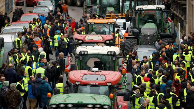 Decenas de tractores aparcados en el centro de Pamplona.