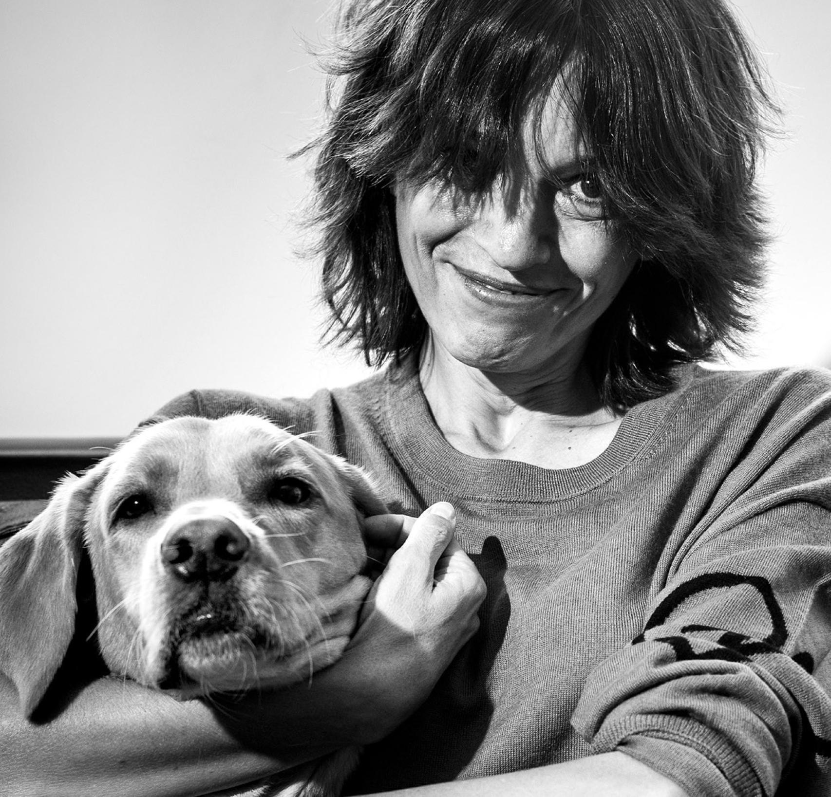 Paloma, junto a su perra.