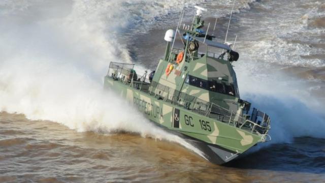 Un buque patrullero Shaldag, de producción israelí, navega por el río Paraná en 2018.