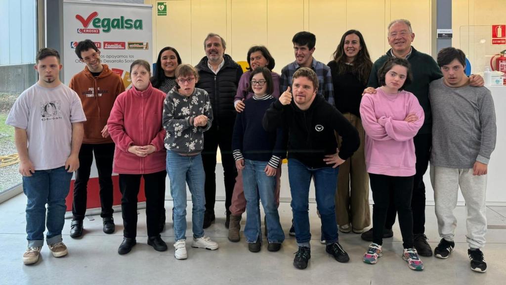 Firma del convenio entre Vegalsa-Eroski y Down Coruña.