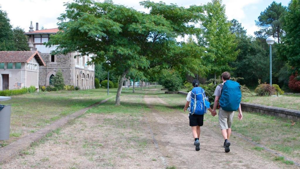 Dos senderistas recorren un tramo de la Vía Verde