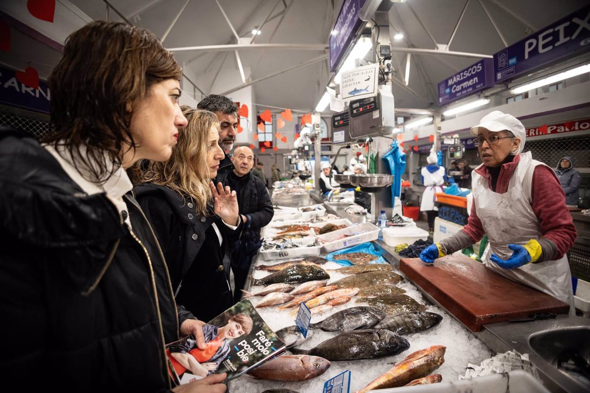 La líder de Sumar, Yolanda Diaz, junto a la candidata de Sumar a la Presidencia de la Xunta, Marta Lois, en la plaza de abastos de Cangas.