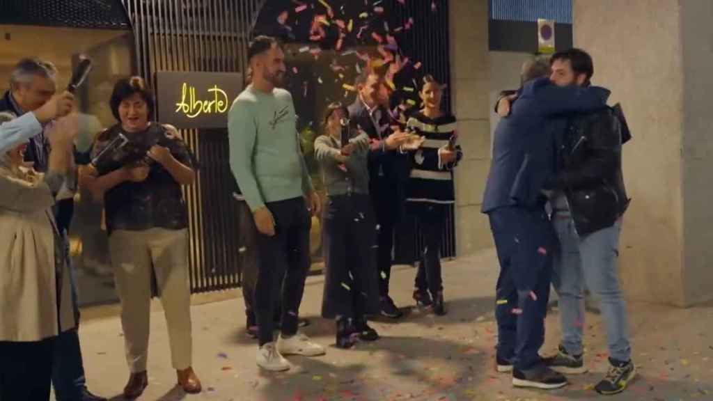 Alberte Gutiérrez se abraza con Chicote tras vencer en ‘Batalla de Restaurantes’.