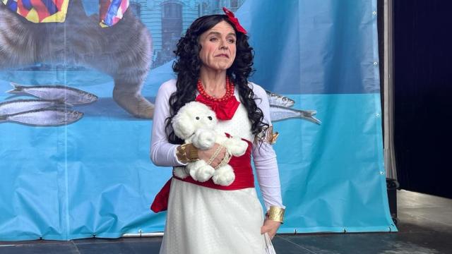 El modista Lorenzo Caprile inaugura el Carnaval 2024 en Madrid disfrazado de la XIII Duquesa de Alba.