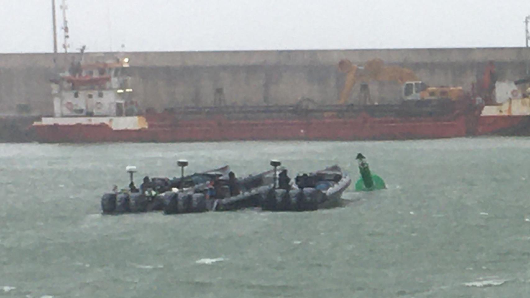 Las narcolanchas, en el puerto de Barbate el pasado viernes por la mañana, en el lugar del trágico suceso..