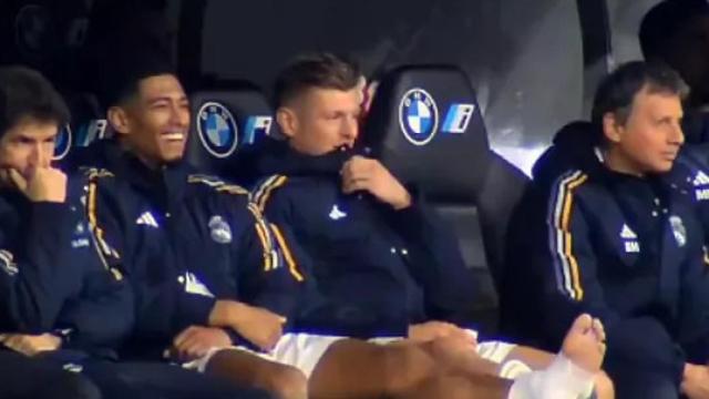 Bellingham y Kroos, en el banquillo en el momento del cántico del Bernabéu hacia Xavi