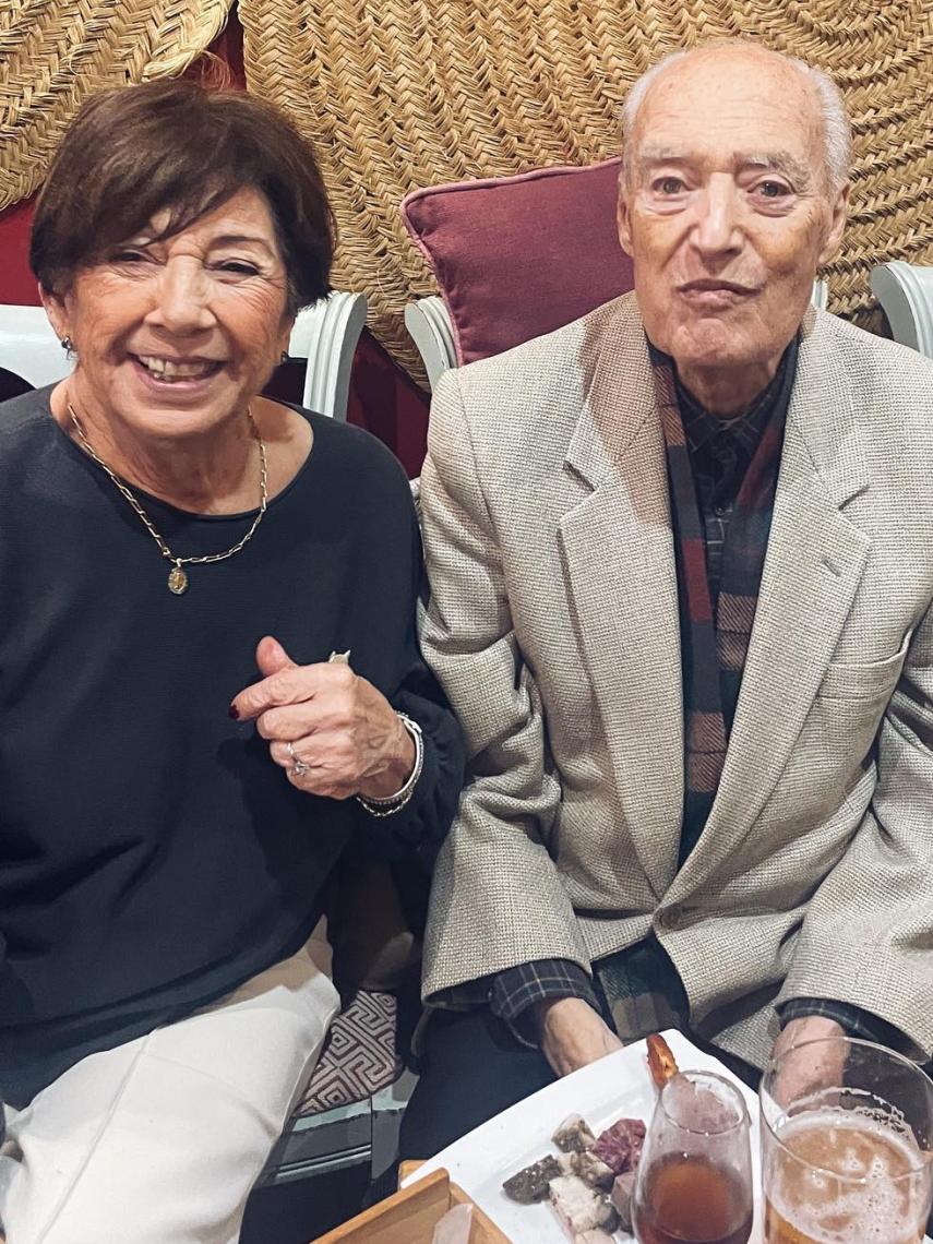 Manuel junto a su mujer, Amalia Armengou, en una imagen de redes sociales.