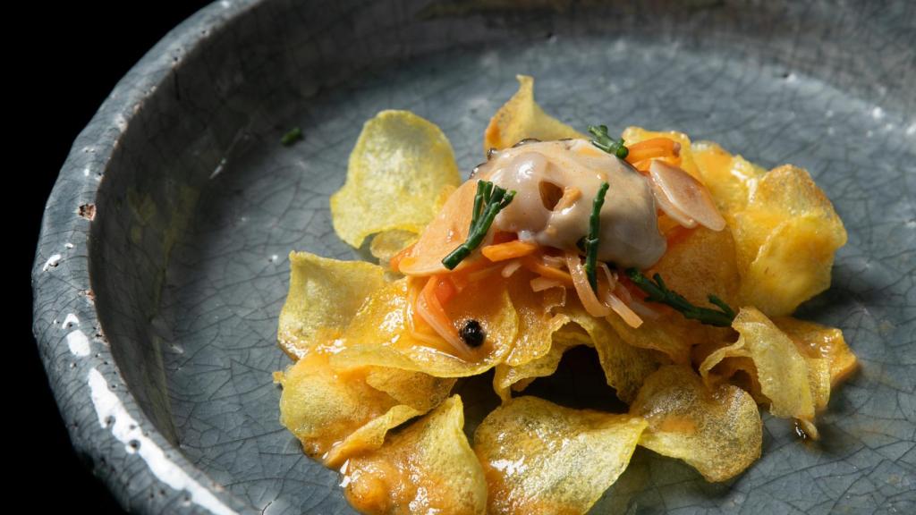 Escabeche templado de Soletes, chips de patata de temporera y salicornia