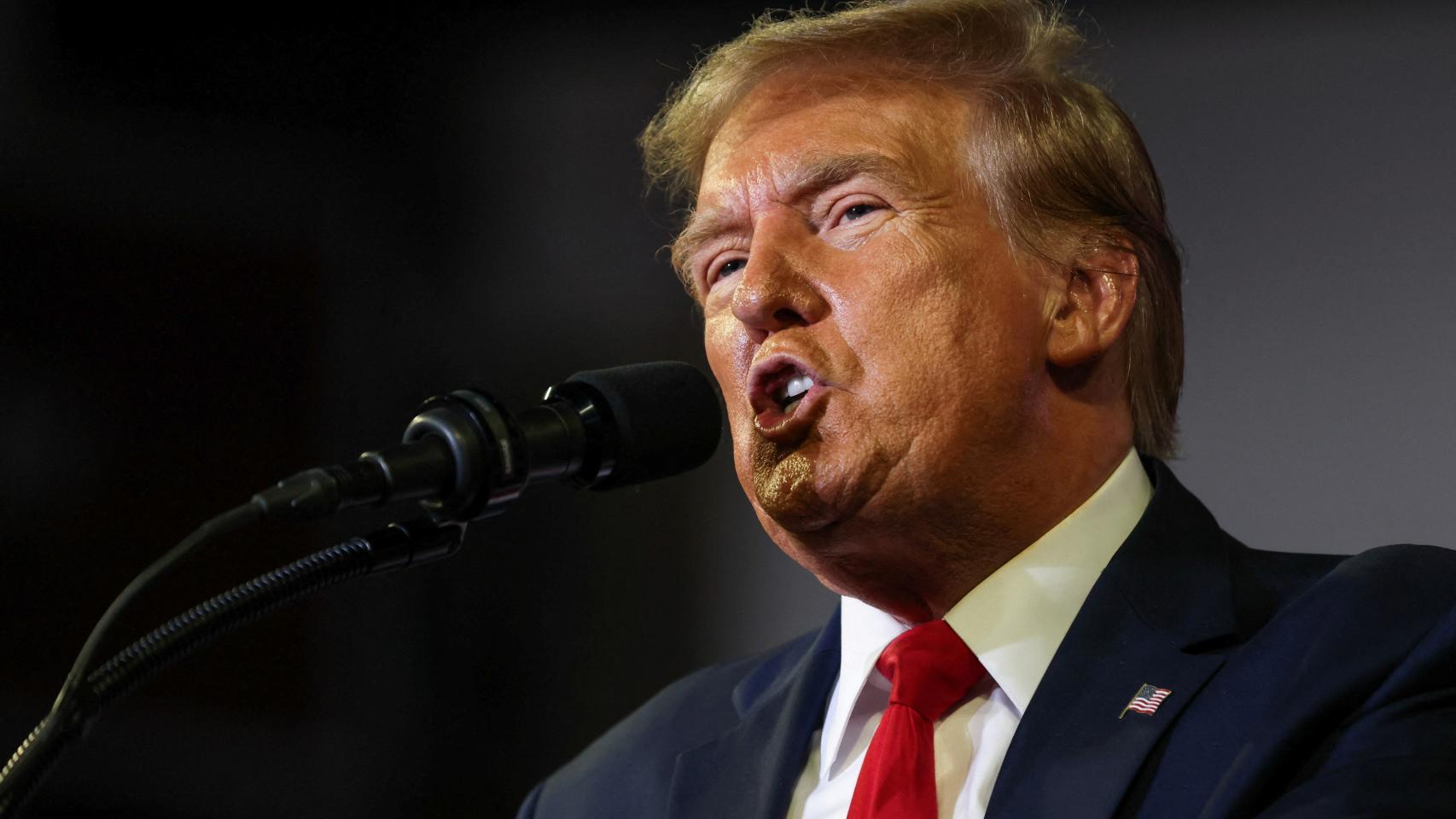 El expresidente estadounidense Donald Trump asiste a un acto de campaña en Conway.