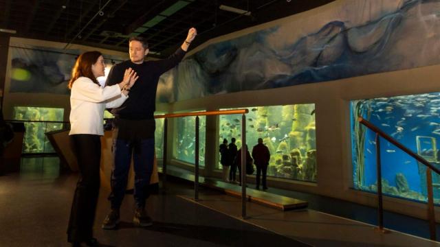 La alcaldesa de A Coruña, Inés Rey, visita el Aquarium.