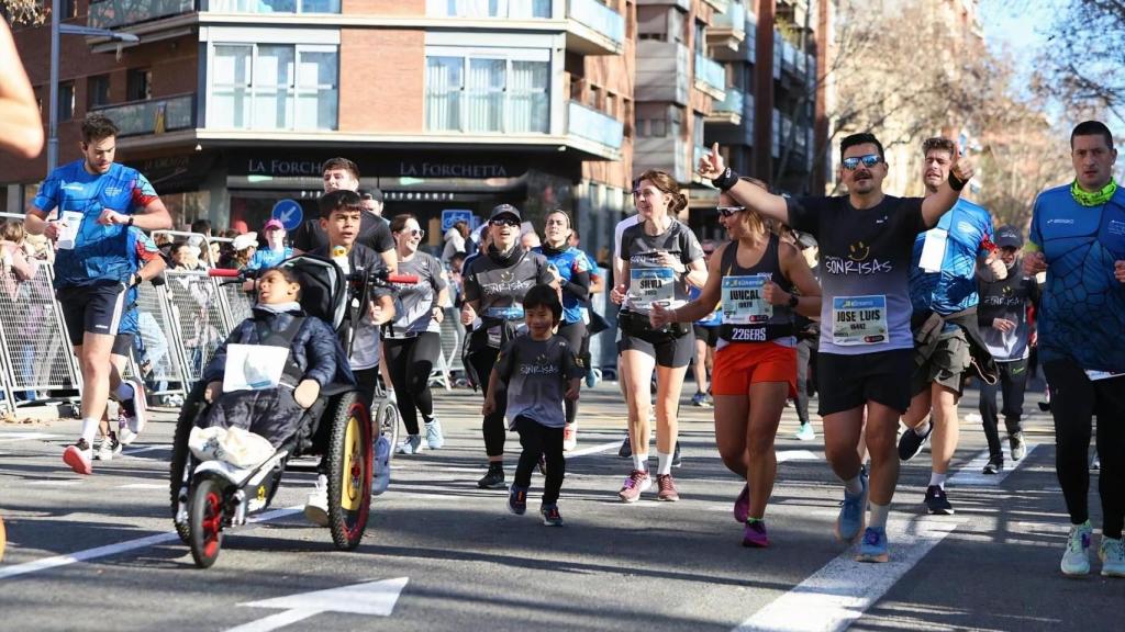 Empujando Sonrisas durante su participación en la media maratón de Barcelona.