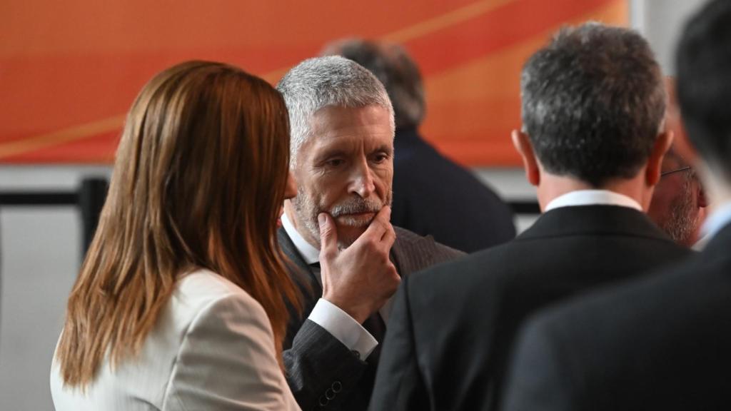 El ministro del Interior, Fernando Grande-Marlaska (c), este lunes durante la entrega medallas Mérito de Protección Civil en un acto en la Escuela Nacional de Protección Civil.