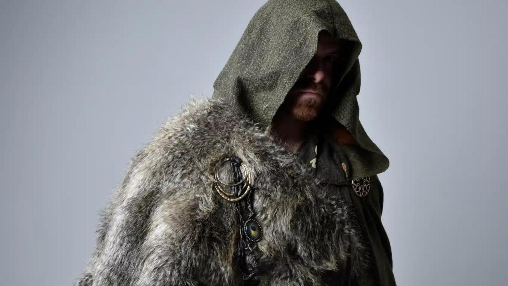 Un hombre con un traje típico de vikingo con símbolos celtas.