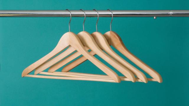 Imagen de unas perchas sobre un fondo verde.