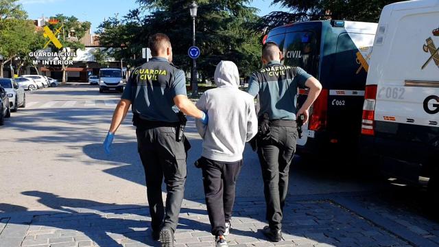 Un detenido es conducido por la Guardia Civil