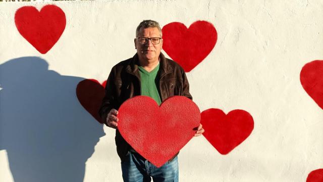 Moisés Cruz, el vecino de Catral que pintó el 'Muro del Amor'.