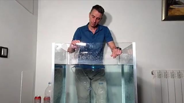 Rafael Alcaide poniendo a prueba una botella 'Gravity System'.