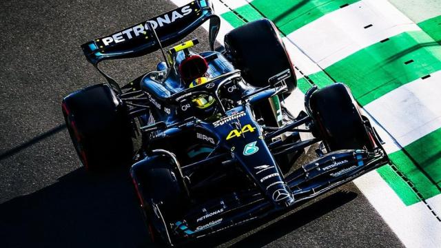 El W15 de Mercedes rodando durante unos test.