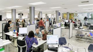 Varias personas son atendidas en la Agencia Tributaria.