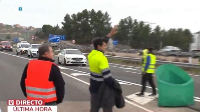 Directo de Telemadrid en el momento de los cortes de tráfico de los agricultores en la A-3.