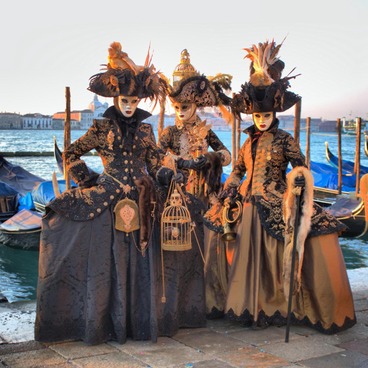 Tres personas disfrazadas en el Carnaval de Venecia.