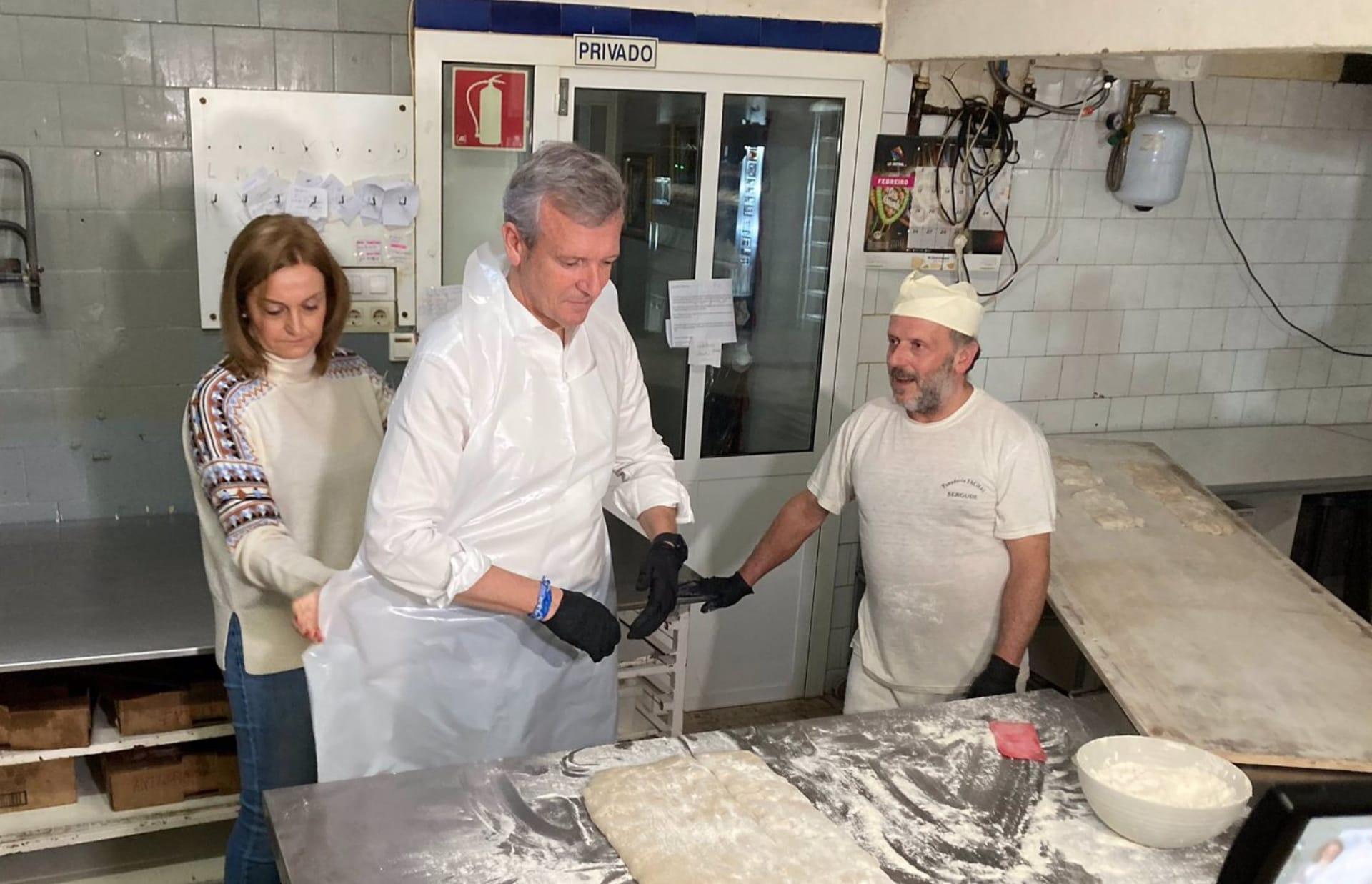 Rueda, en una panadería en Boqueixón (Foto: Europa Pres)