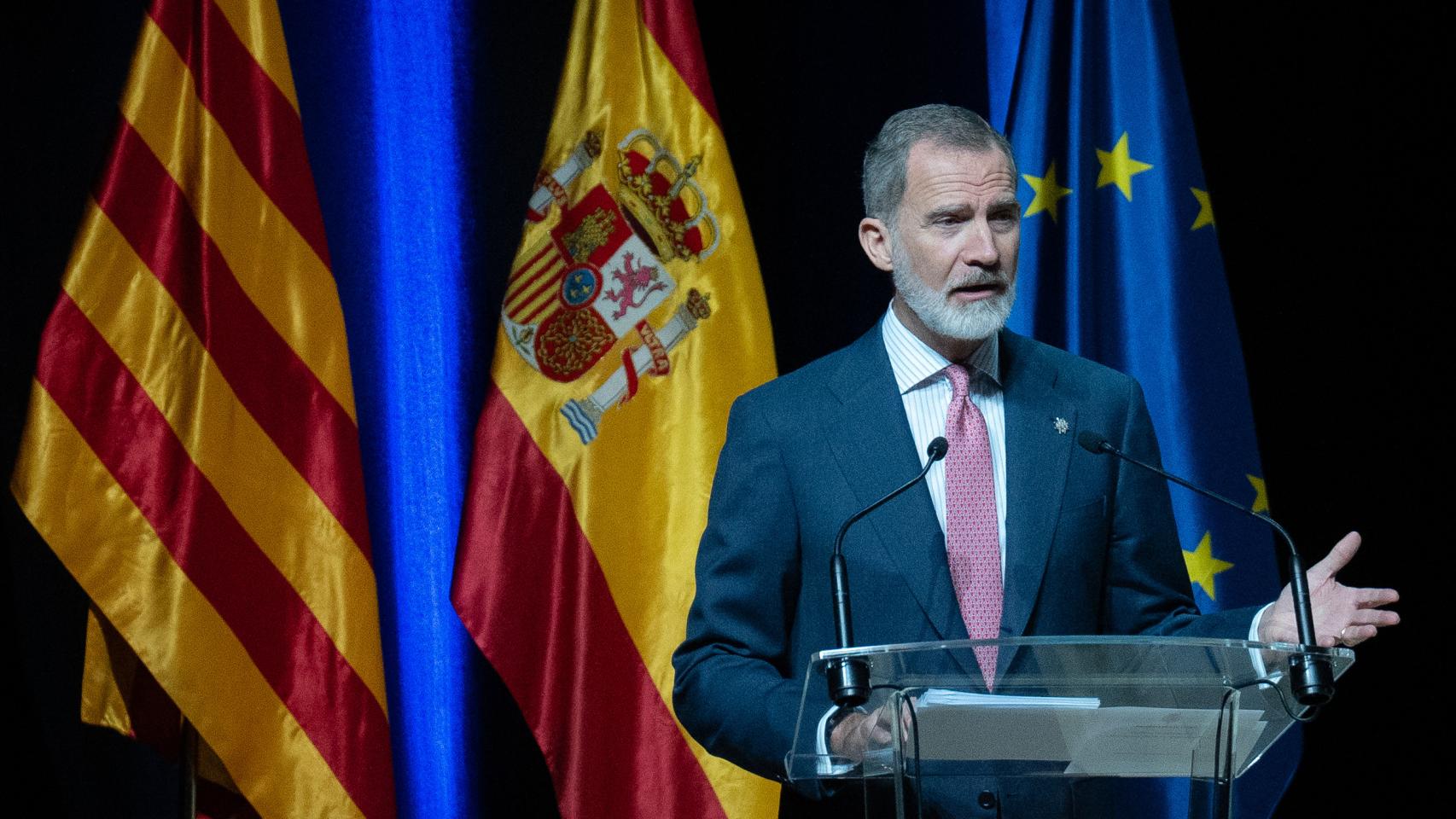 El Rey Felipe VI interviene durante el acto de entrega de los despachos a 160 nuevos jueces.