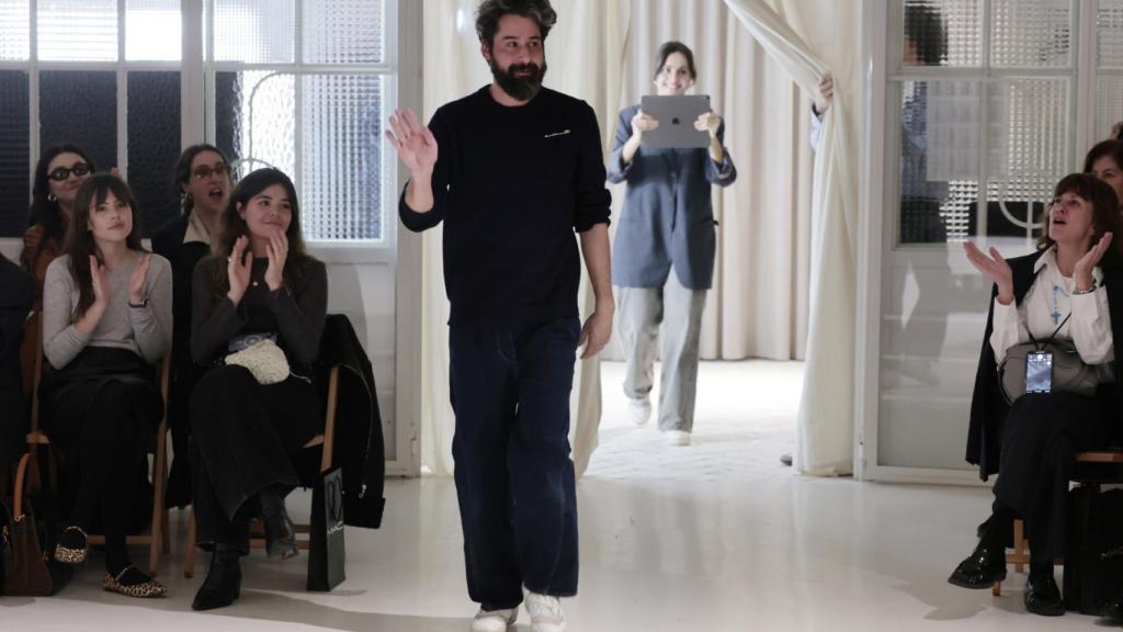 Moisés Nieto saludando al final de un desfile.