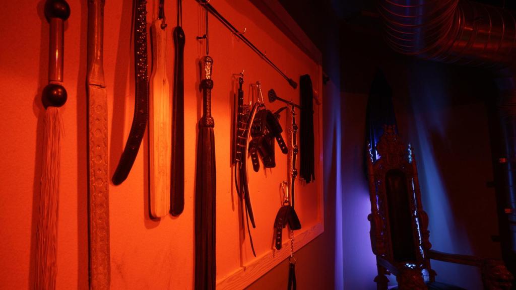 Juguetes y material que se brinda para uso de los clientes durante la fiesta.