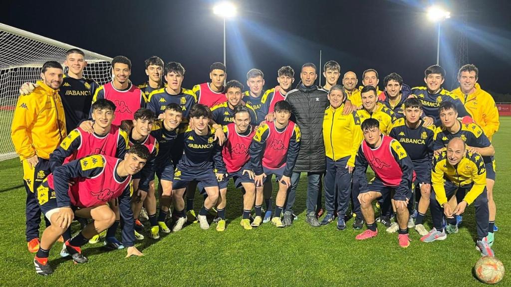 Scaloni con la plantilla del Juvenil del Dépor.