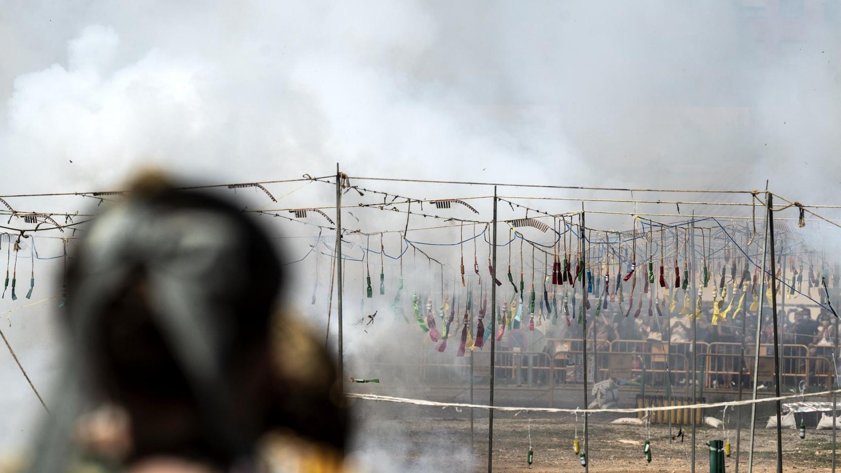 Imagen de archivo de una mascletà en Valencia. EE