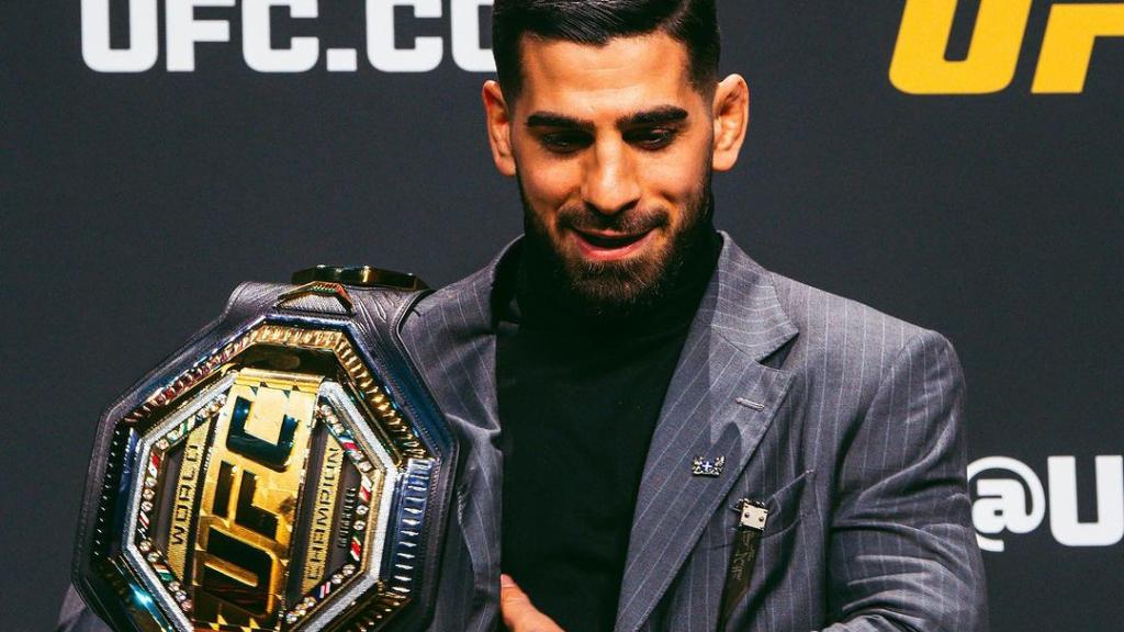 Ilia Topuria con el cinturón de la UFC