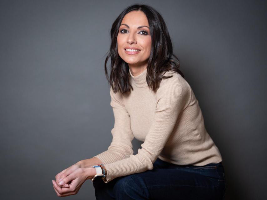 La periodista posa en el estudio de Magas.