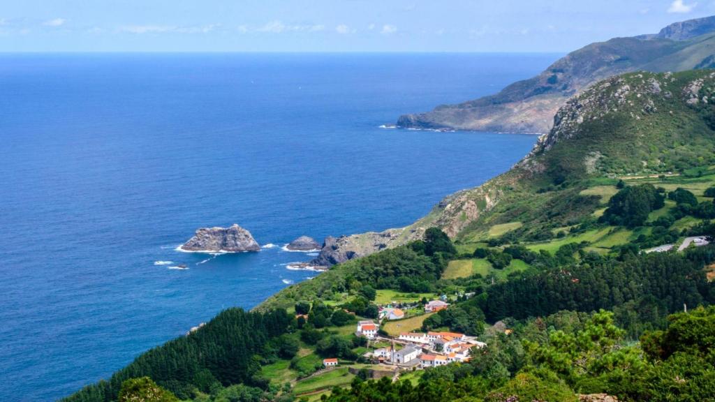 Vista de San Andrés de Teixido con la isla Gabeira al fondo.