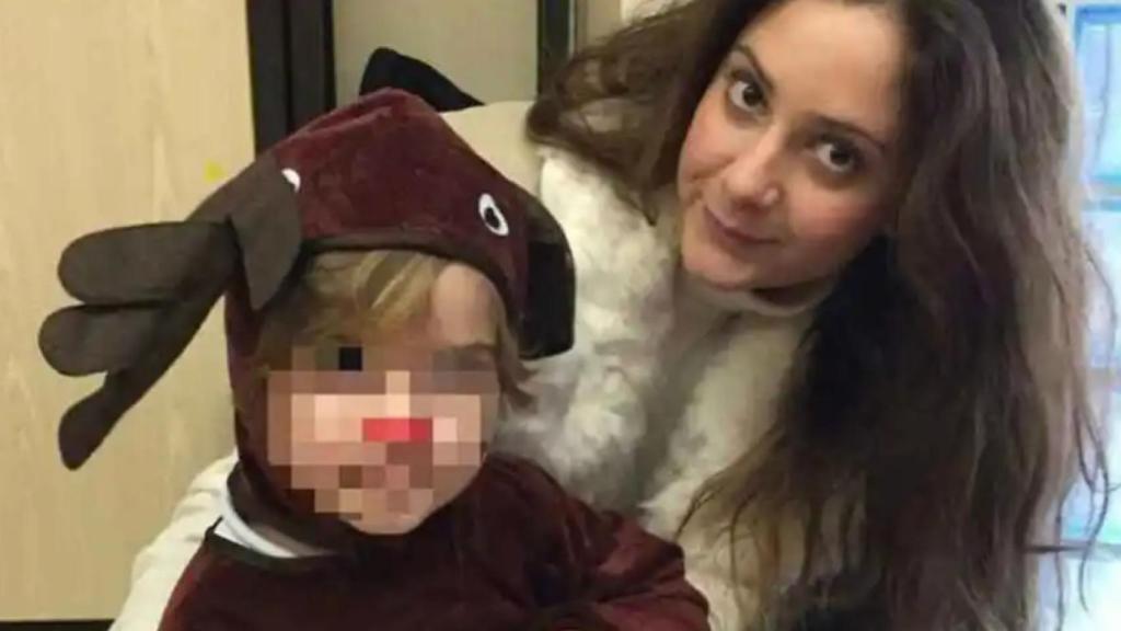 La hija del Marqués de Larios, posando con su hijo, quien en ese momento tenía siete años.