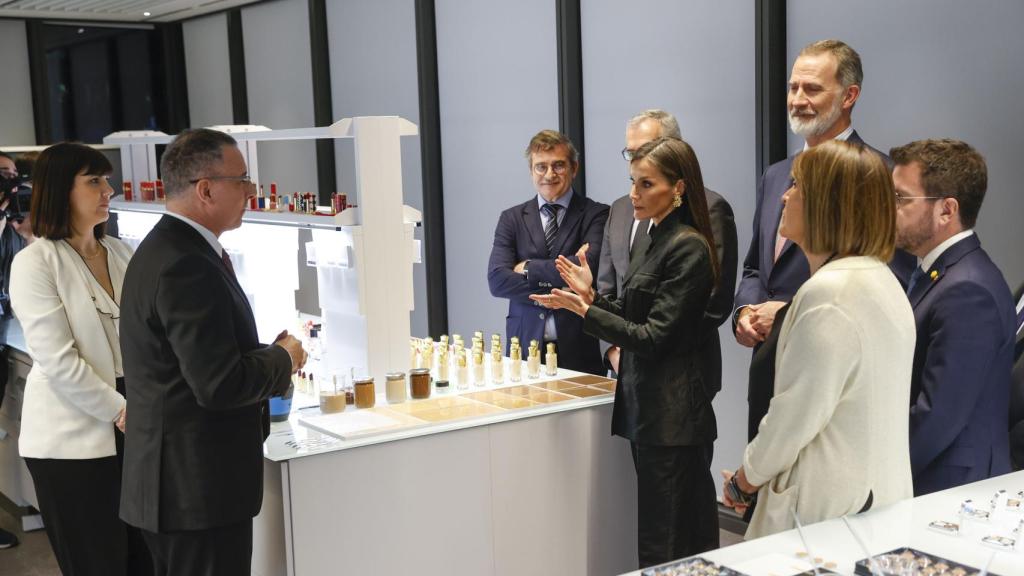 El rey, Felipe VI, y la reina, Letizia, en la inauguración de la segunda torre de la compañía Puig, este miércoles en Barcelona.