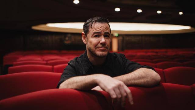 El actor Iván Labanda en el patio de butacas del teatro donde interpreta a Billy Flynn en Chicago.