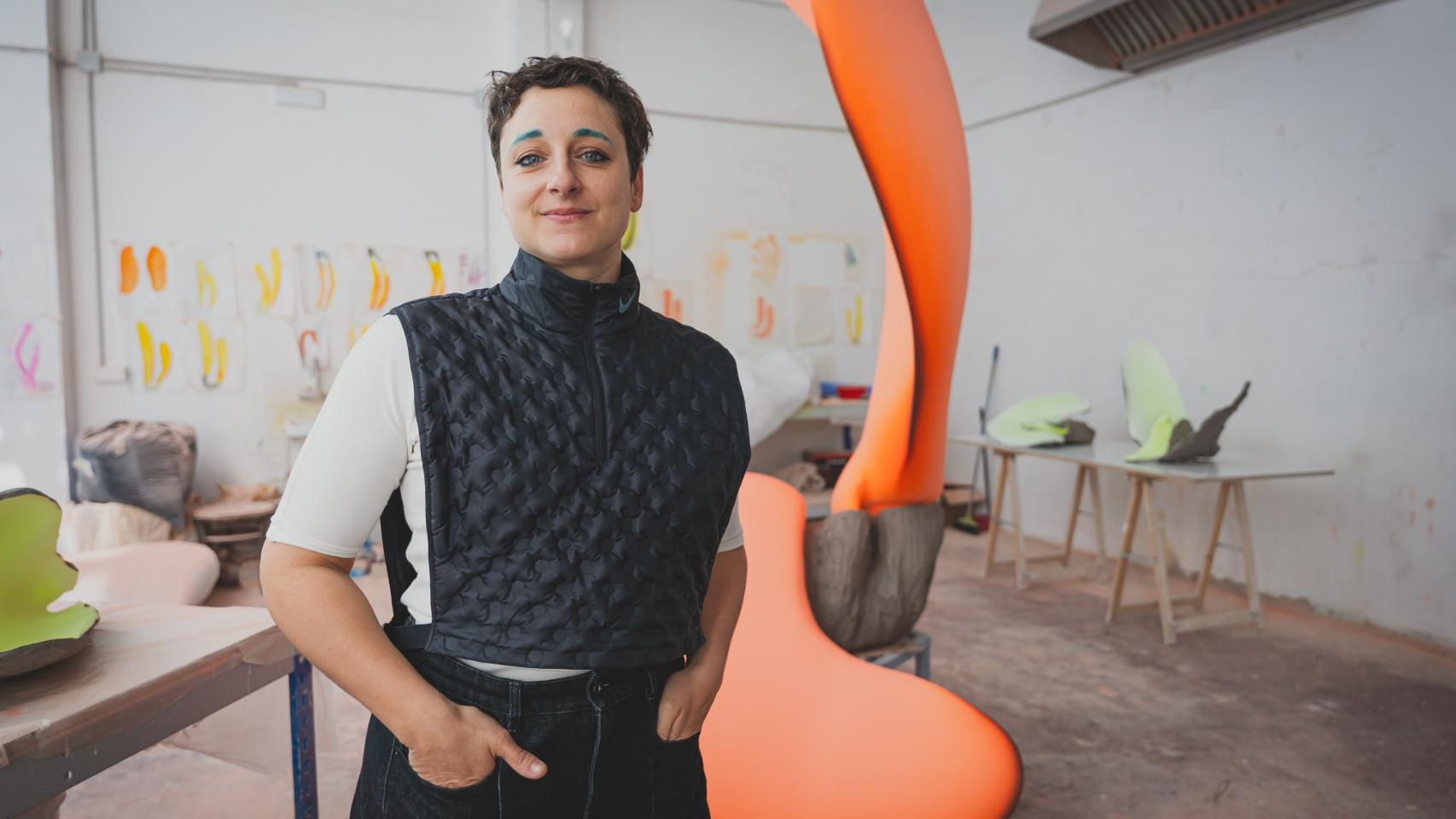 Teresa Solar Abboud junto a una de sus 'tuneladoras', la semana pasada en su estudio de Madrid. Foto: José Verdugo