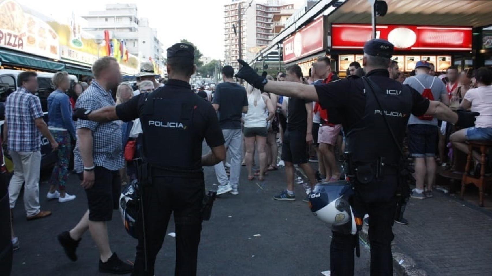 La Policía y la Inspección de Trabajo en un operativo conjunto en una gran cervecería de Playa de Palma, en una imagen de archivo.