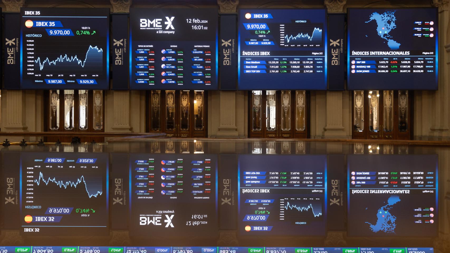 Varios paneles del Ibex 35 en el interior del Palacio de la Bolsa de Madrid.