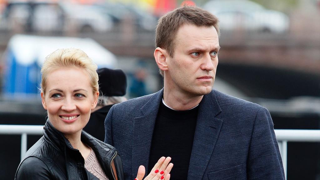 Yulia Navalnaya y Alexéi Navalny participando en un mitin político en junio de 2013.