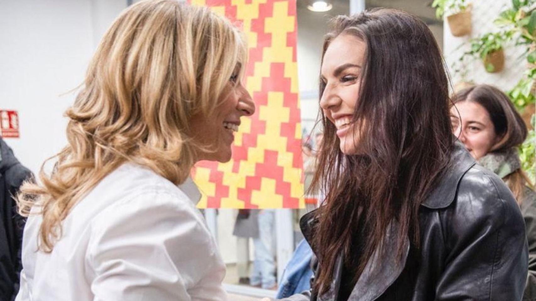 Inés Hernand junto a Yolanda Díaz.
