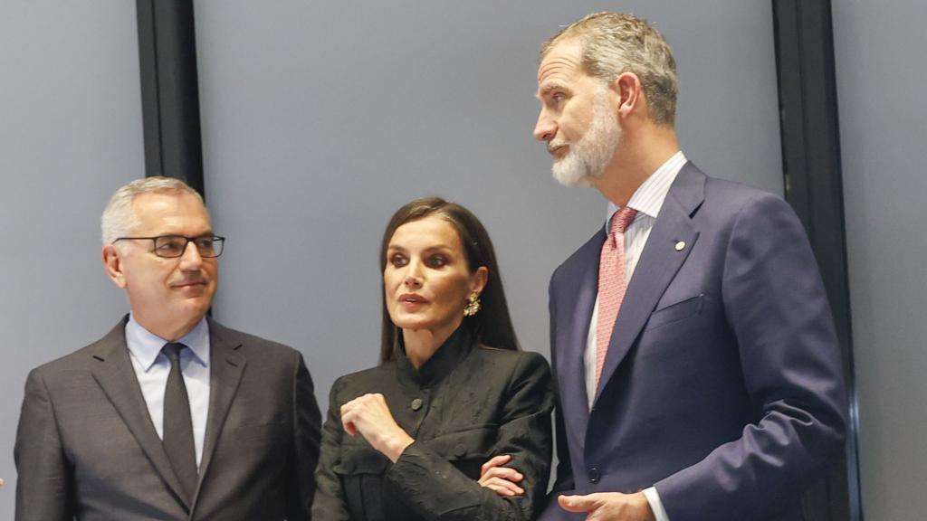 Marc Puig, presidente de la compañía Puig, y los reyes Letizia y Felipe VI, este miércoles, en Barcelona.