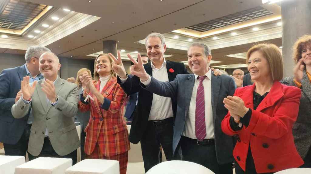 José Luis Rodríguez Zapatero junto a Abel Caballero y otros representantes del PSOE en Vigo.
