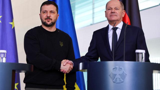 Olaf Scholz junto a Volodímir Zelenski durante la Conferencia de Seguridad de Munich 2024.