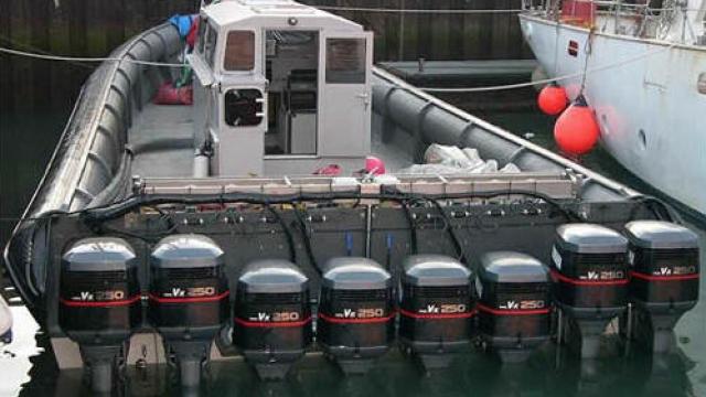 Una imagen de una semirrígida de gran potencia de la británica extinguida Crompton Marine.