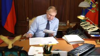 Imagen de archivo que muestra al presidente ruso Vladimir Putin en su despacho rodeado de documentos.