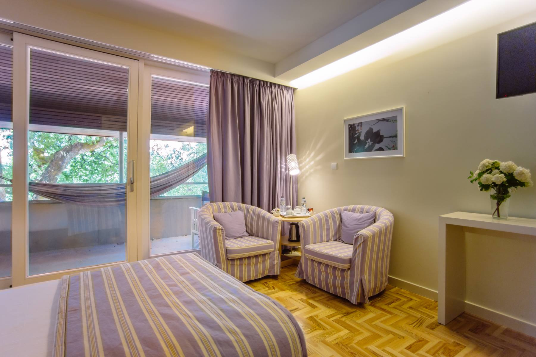 Interiores y fachada exterior del Hotel Rural Misarela. Fotografías: Facebook del negocio