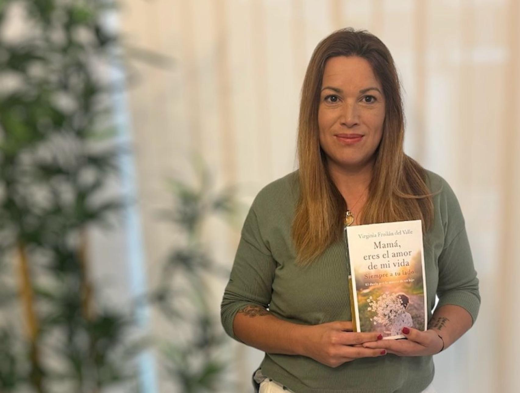 Virginia posa con un ejemplar de su libro.